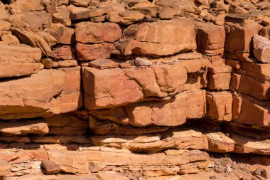 Çok renkli kumtaşı arka plan çöl kayalar. Renkli Kanyon, Güney Sina (Mısır) yarımadasında bir kaya oluşumudur.. 