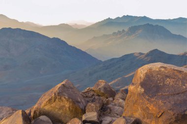 Dağdan güzel bir manzara. Panorama. Sabah mavi sis ile görünür siluetleri ile Dağ aralığı.