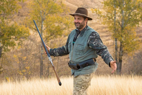 Jagdzeit Herbstsaison Geöffnet Ein Jäger Mit Einem Gewehr Der Hand — Stockfoto