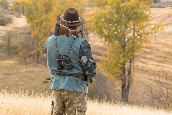 Periodo Caccia Stagione Autunnale Aperta Cacciatore Con Una Pistola Mano — Foto Stock