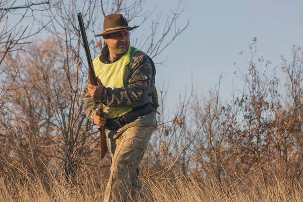 Periodo Caccia Stagione Autunnale Aperta Cacciatore Con Una Pistola Mano — Foto Stock