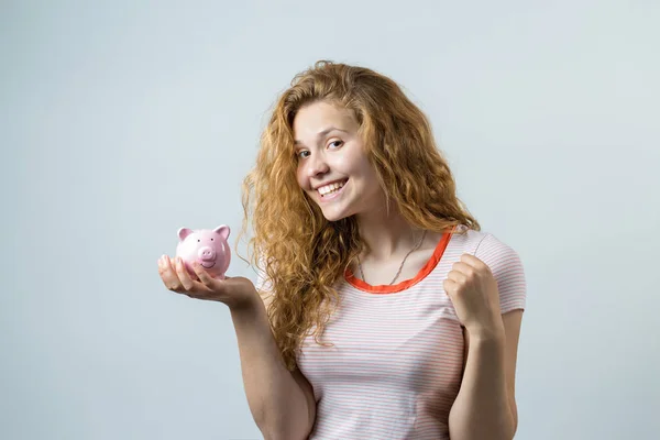 Hermosa Joven Caucásica Chica Con Piggybank — Foto de Stock