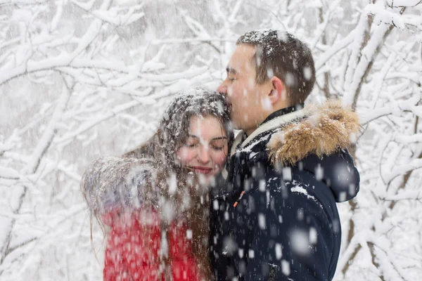 Der Kerl Und Das Mädchen Ruhen Sich Winterwald Aus Mann — Stockfoto