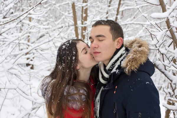 Fiú Lány Pihennek Téli Erdőben Férj Feleség Hóban Fiatal Pár — Stock Fotó