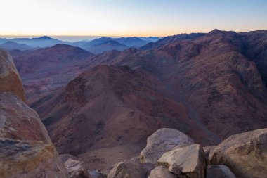 Kayalık dağların güzel manzarası 