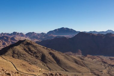 Kayalık dağların güzel manzarası 