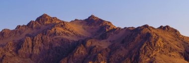 Sabahları dağların güzel manzarası