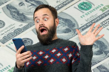 Sakallı ve cep telefonu olan sakallı adam.