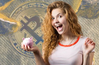 Beyaz arka plan üzerinde genç kırmızı saçlı kıvırcık kız kumbara tutan ve gesturing sevinir. Nakit yatırımlar ve sigorta güvenilirlik kavramı. Kız kumbara fiziksel Bitcoin koyar