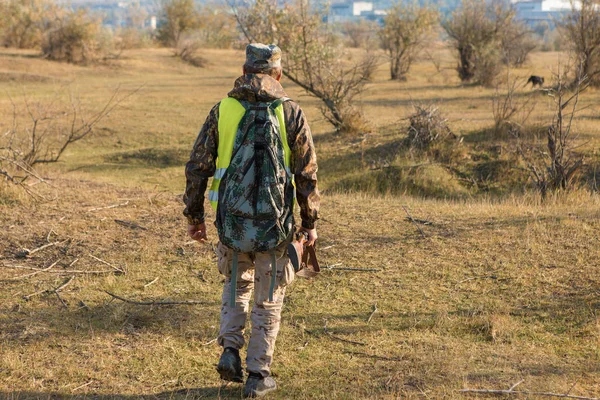 Sırt Çantası Arka Planda Bir Tüfeği Olan Bir Adam — Stok fotoğraf