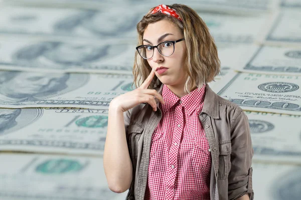 Beautiful Young Thoughtful Caucasian Woman Dollar Banknotes Background — ストック写真