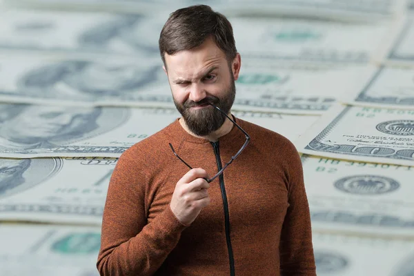 Jonge Kaukasische Man Met Baard Achtergrond Dollarbankbiljetten — Stockfoto