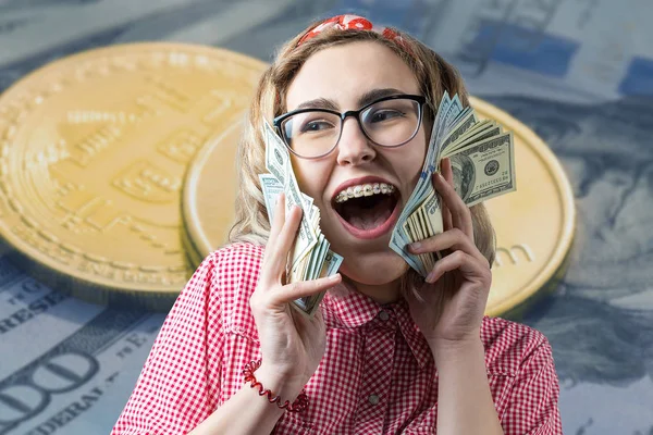 Bella Giovane Donna Caucasica Con Banconote Dollari Sfondo Denaro Monete — Foto Stock