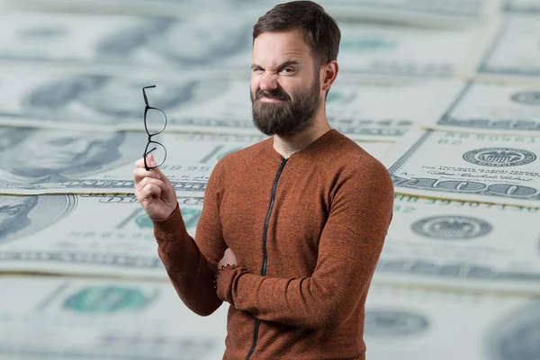 Jonge Kaukasische Man Met Baard Achtergrond Dollarbankbiljetten — Stockfoto