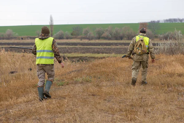 Jägare Med Pistol Och Hund Det Kalla Fallet Stäppen Jakt — Stockfoto