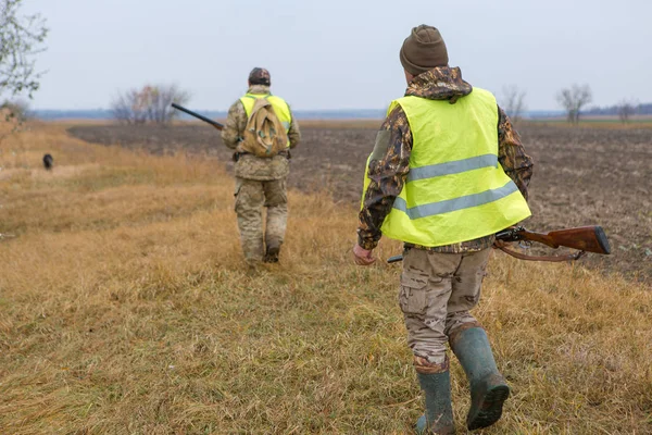 Jägare Med Pistol Och Hund Det Kalla Fallet Stäppen Jakt — Stockfoto