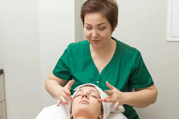 Gesichtspflege Kosmetikerin Trägt Schönheitsölmaske Mit Pinsel Auf Gesicht Wellness Salon — Stockfoto