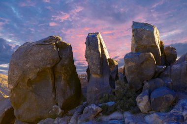 Kayalık dağların güzel manzarası