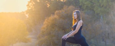 Spor giyimli, yılan derisi baskılı genç ve zayıf bir atletik kız bir takım egzersizler yapıyor. Fitness ve sağlıklı yaşam tarzı.