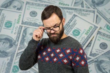 Gözlüklü, sakallı, genç bir adam.