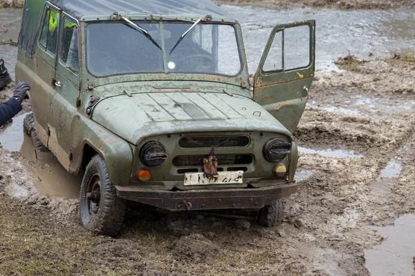 Old Suv Car Riding Outdoors — Fotografia de Stock