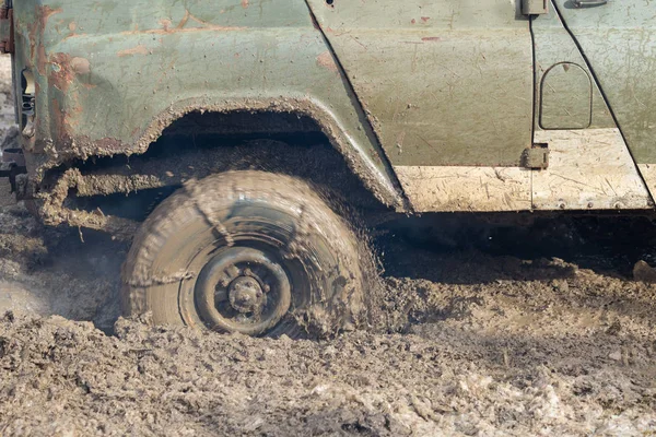 Old Suv Car Riding Outdoors — Zdjęcie stockowe