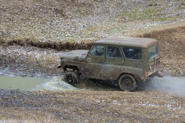 Old Suv Car Riding Outdoors — Fotografia de Stock