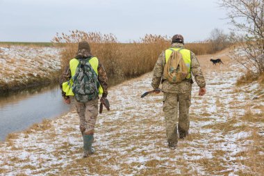 Sırt çantalı bir avcı nehirde
