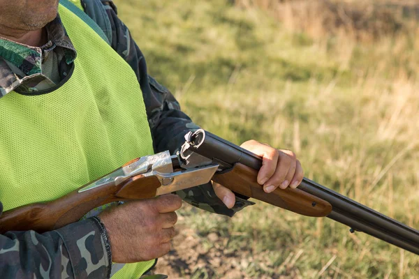 Jäger Mit Gewehr Wald — Stockfoto