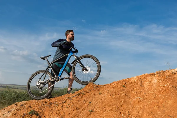 Şort Mayo Modern Bir Karbon Hardtail Bisiklet Üzerinde Bir Hava — Stok fotoğraf