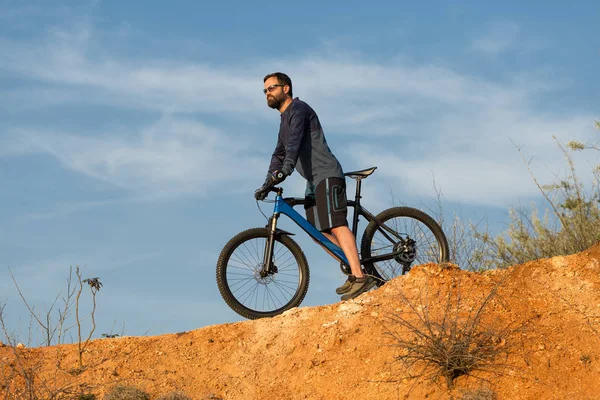 Cyklist Shorts Och Jersey Modern Kol Hardtail Cykel Med Luftfjädring — Stockfoto