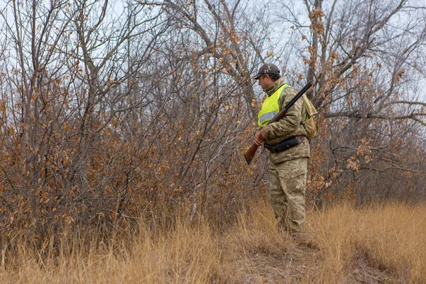 Hunter Med Pistol Och Hund Går Den Första Snön Stäppen — Stockfoto