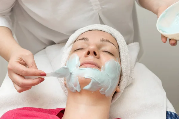 Giovane Donna Che Riceve Maschera Facciale Salone Spa — Foto Stock