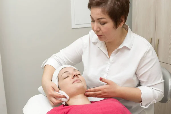 Donna Che Riceve Massaggio Facciale Salone Bellezza — Foto Stock