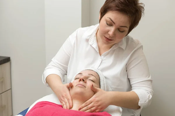 Kvinna Som Får Sin Ansiktsmassage Spa Salongen — Stockfoto