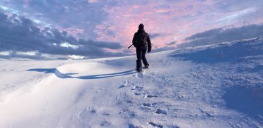 Dağlarda kar üzerinde yürüyen adam