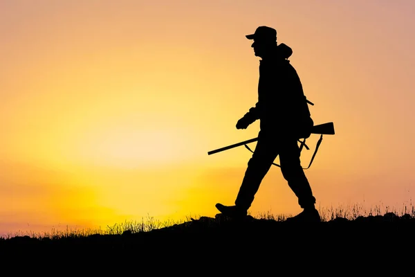 Hunter Med Pistol Och Hund Går Den Första Snön Stäppen — Stockfoto