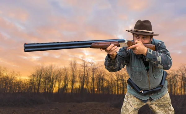 Chasseur Avec Pistolet Chien Aller Sur Première Neige Dans Steppe — Photo