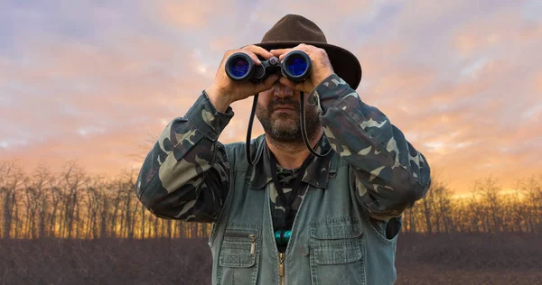 Hunter Binoculars Forest — Stock Photo, Image