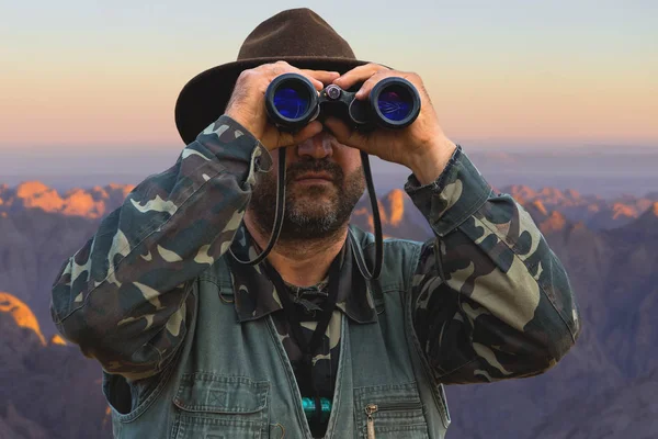 Homme Avec Des Jumelles Regardant Travers Télescope Sur Trépied — Photo