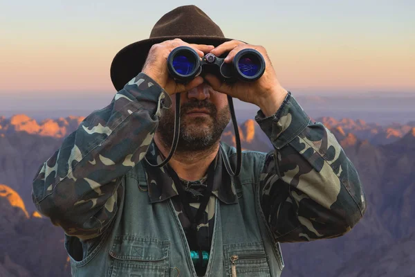 Uomo Con Binocolo Che Guarda Attraverso Cannocchiale Treppiede — Foto Stock