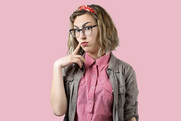 Joven Hermosa Mujer Con Gafas Labios Rojos Aislado Sobre Fondo —  Fotos de Stock