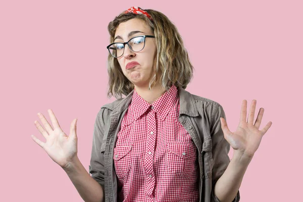 Primer Plano Joven Hermosa Mujer Una Camisa Cuadros Roja Gafas —  Fotos de Stock