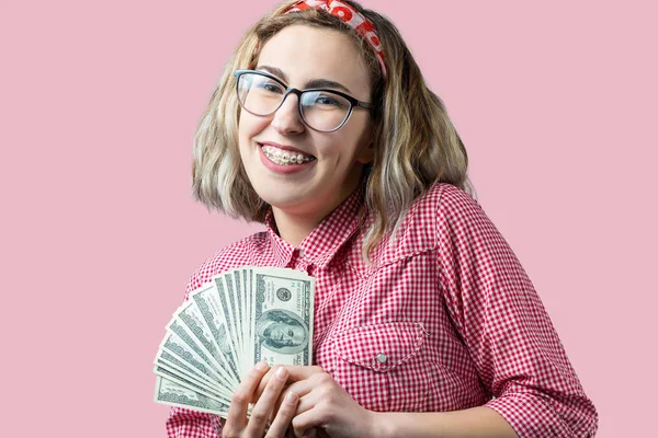 Zbliżenie Młodej Pięknej Kobiety Czerwonej Koszuli Okularach Pieniędzmi Amerykańskich Dolarów — Zdjęcie stockowe