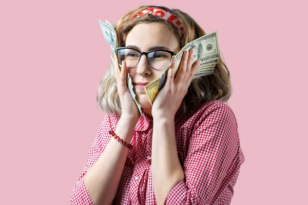 手にアメリカドルのお金を持つメガネの赤いチェックのシャツを着た若い美しい女性のクローズアップ — ストック写真