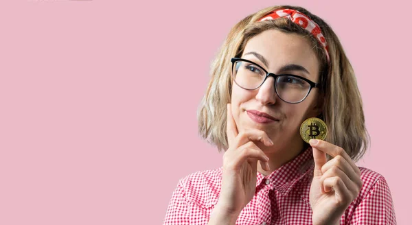 Beyaz Arka Planda Pembe Donutlu Genç Bir Kadın — Stok fotoğraf