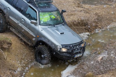 Modern arazi aracı dışarıda geziyor.