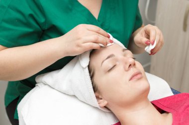 İşlem, kadının selülit üretmeye hazırlanması.