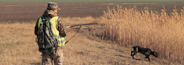 Мисливець Зброєю Собакою Йде Перший Сніг Степу Мисливський Фазан Рефлективному — стокове фото