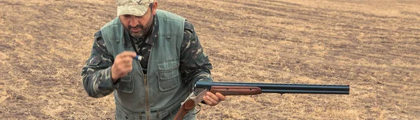 Chasseur Avec Pistolet Chien Aller Sur Première Neige Dans Steppe — Photo